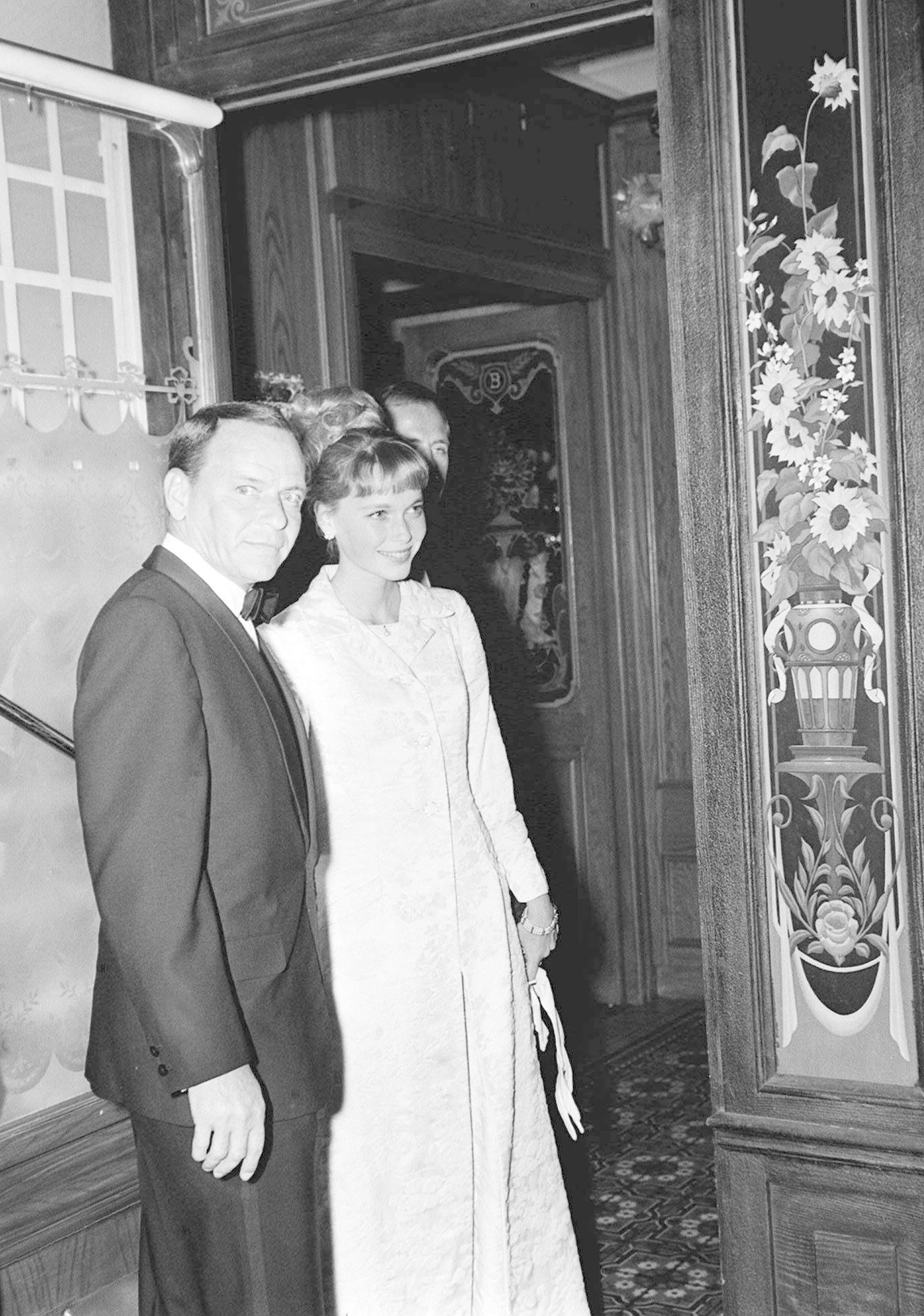 Frank Sinatra y Mia Farrow.