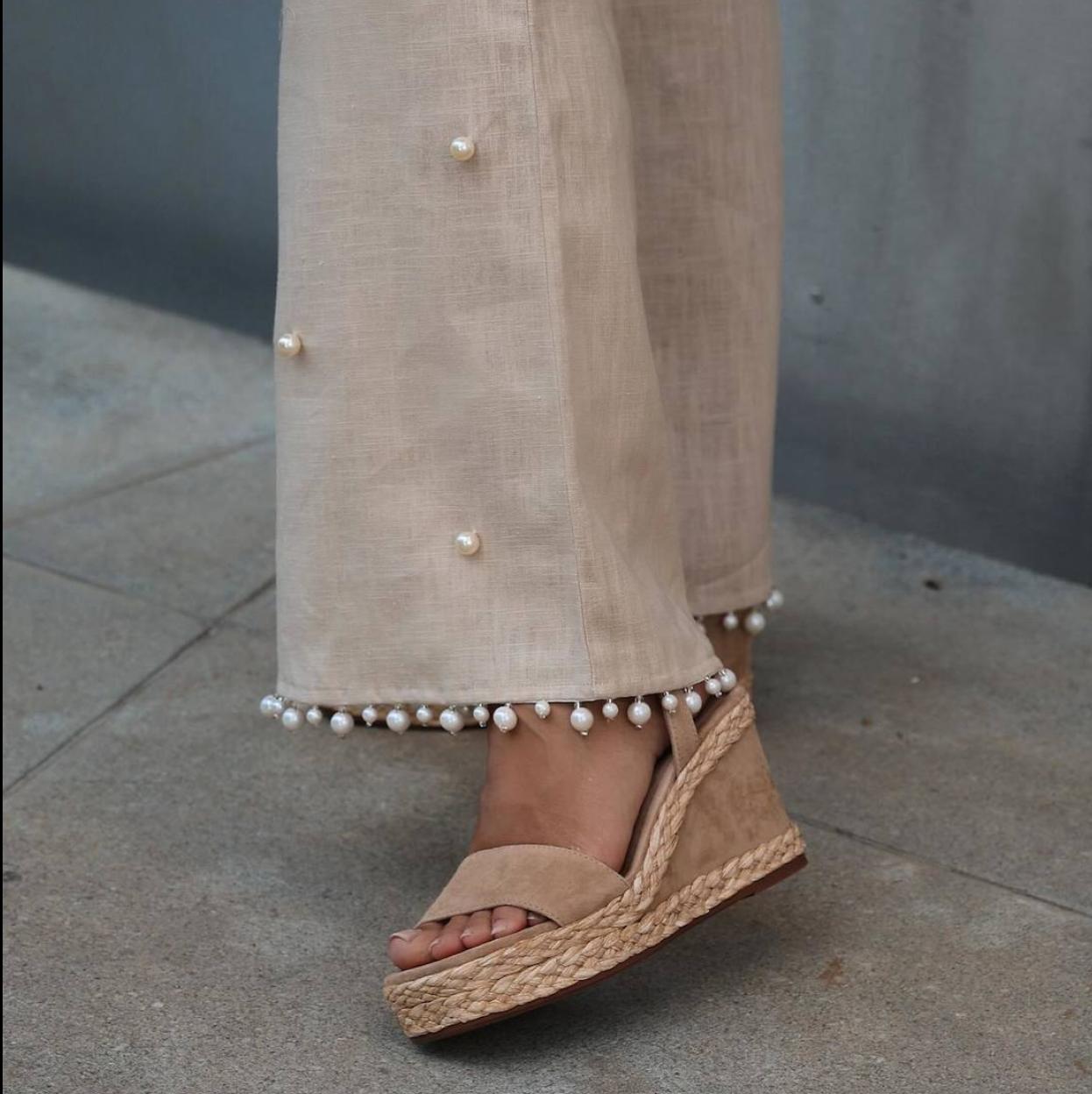 Influencer con cuñas de yute originales