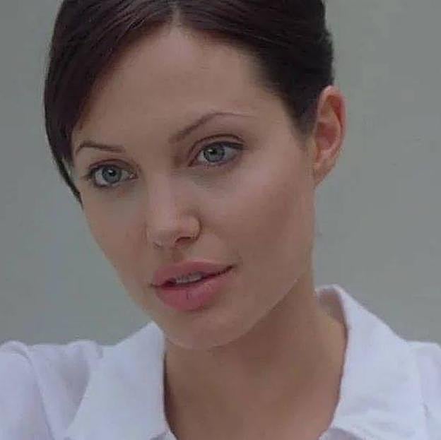 Angelina Jolie con cejas finas noventeras