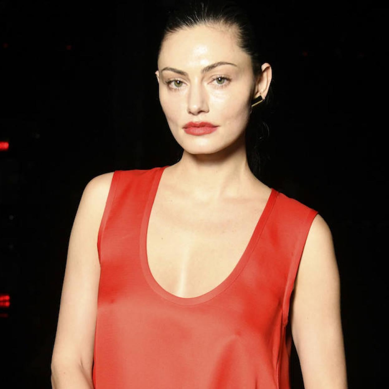 Phoebe Tonkin con tendencia skinny brows