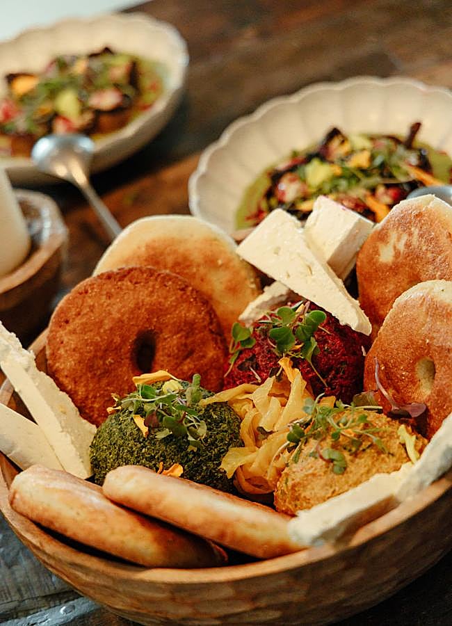 Imagen - El surtido de Pkhali con Mchadi con el q ue arranca el brunch de Persimmon's. / DR