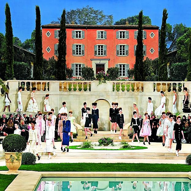 Imagen principal - Imágenes y portada del libro Chanel: The Legend of an Icon, de Assouline.