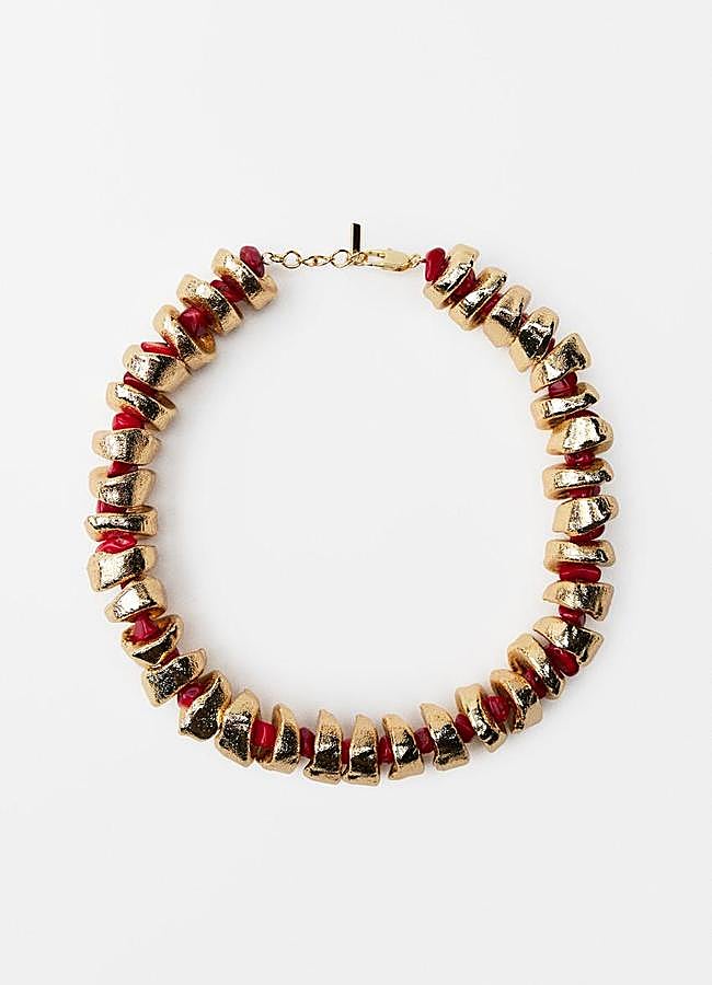 Imagen - Collar con piedras en rojo y detalles dorados de Zara.