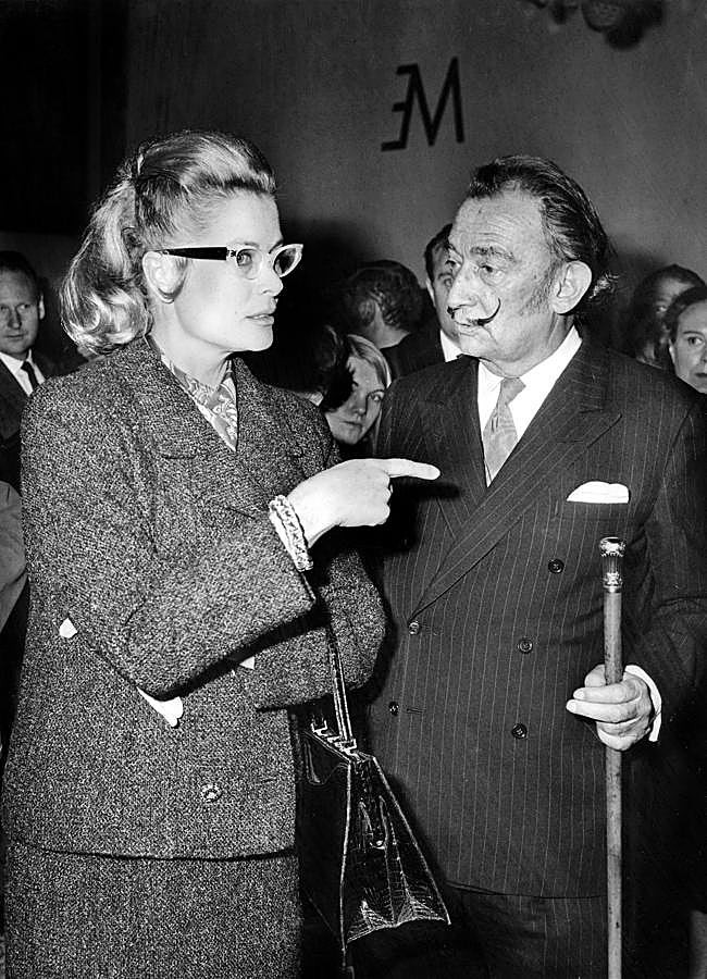 Imagen - Grace Kelly con su bolso de Hermès junto a Salvador Dalí. Foto: Gtres