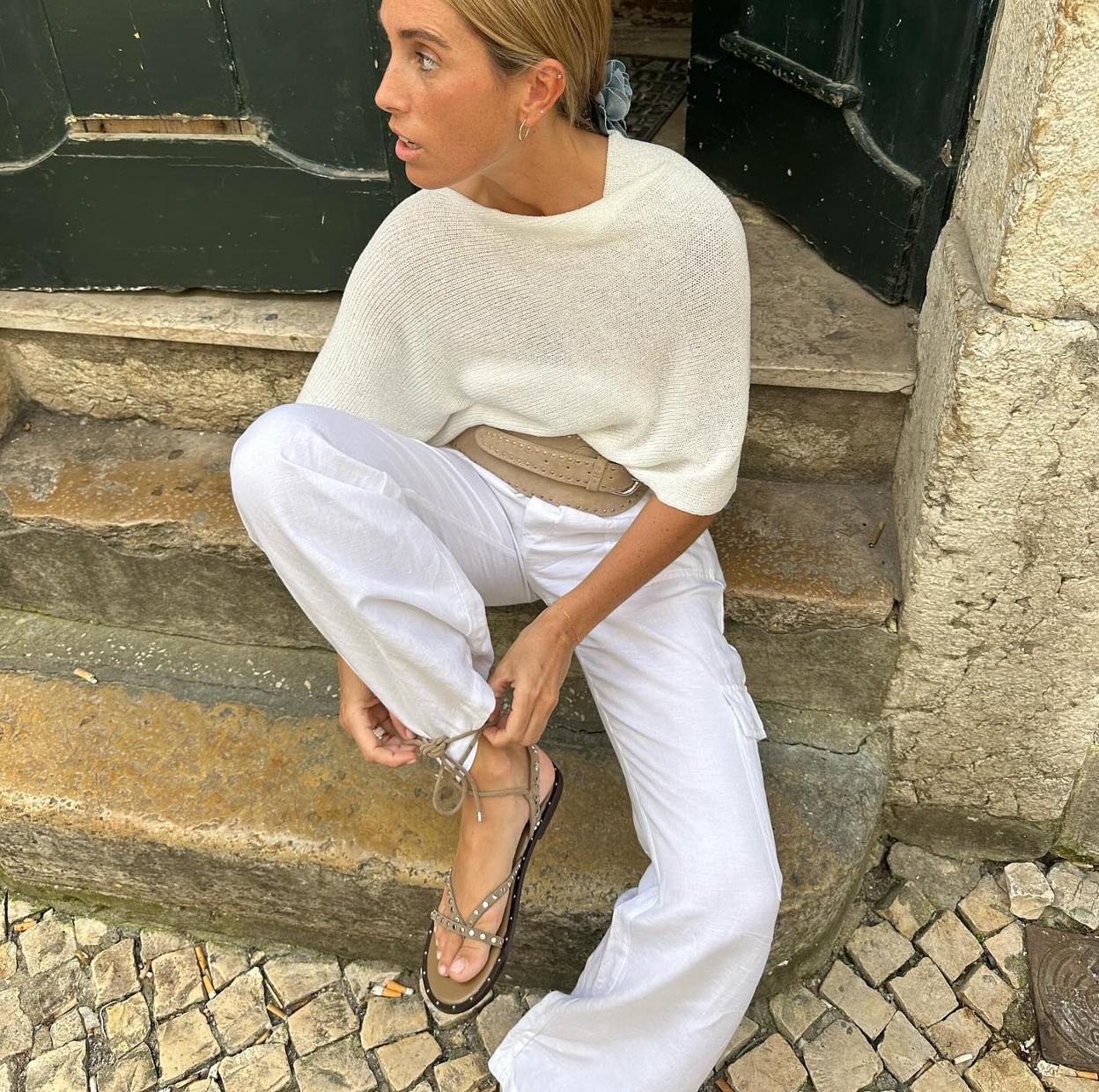 La influencer Claudia Parras con unas sandalias marrones.