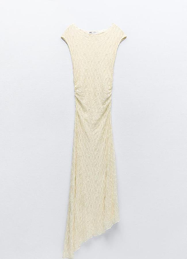 Imagen - Vestido largo de encaje asimétrico de Zara.