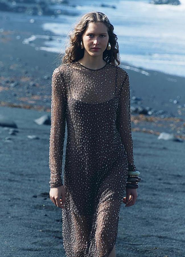 Imagen - Vestido semitransparente con abalorios de Zara.