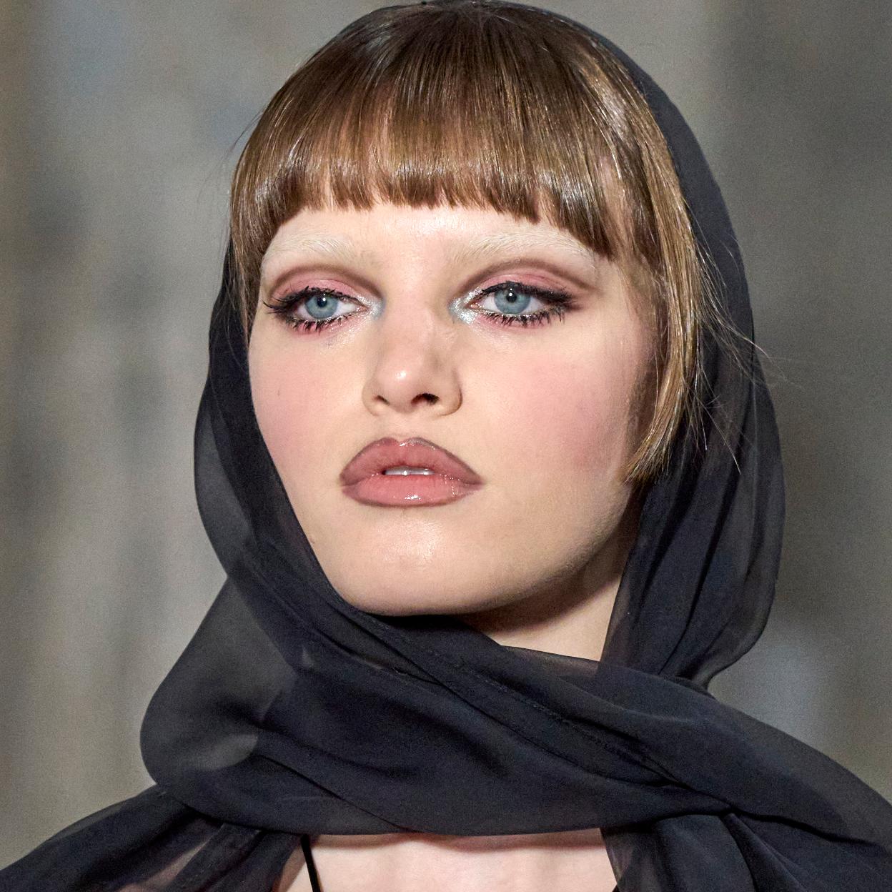 Un maquillaje en tonos marrones.