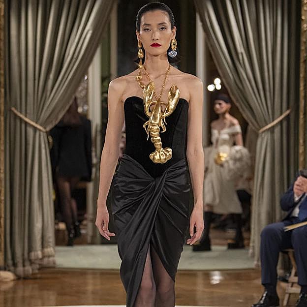 Imagen principal - Desfile de Schiaparelli, Balmain y Loewe.