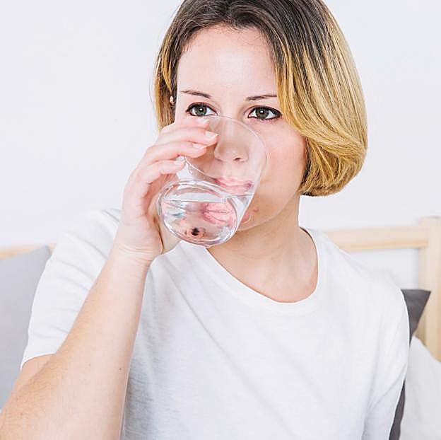 Beber la suficiente agua ralentiza el envejecimiento. 