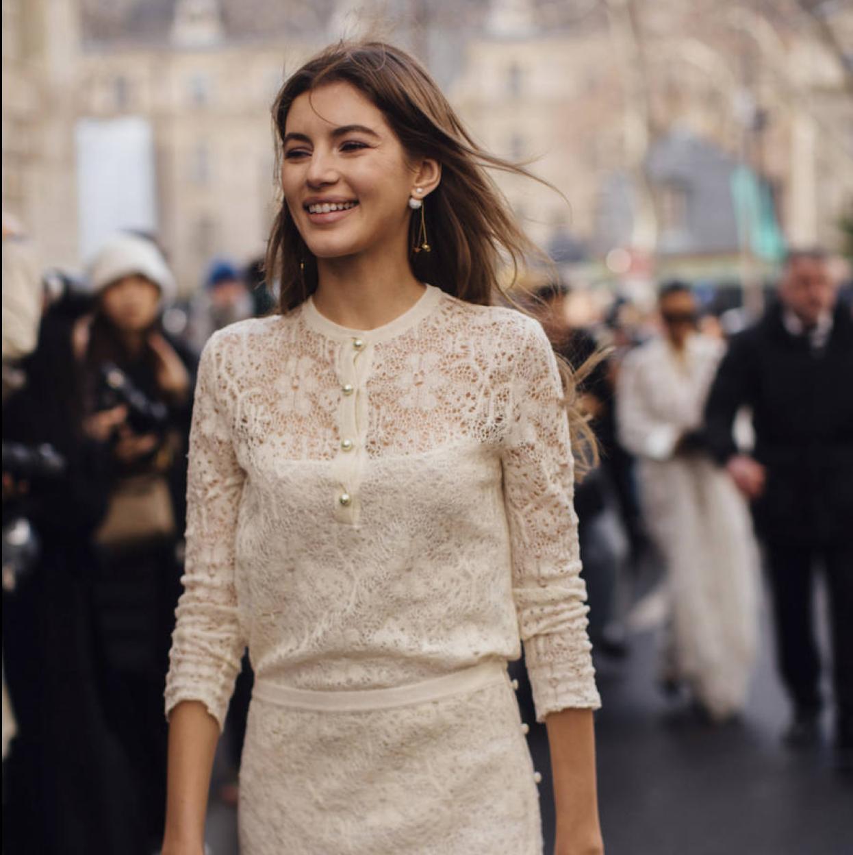 Influencer con vestido de encaje en el street style