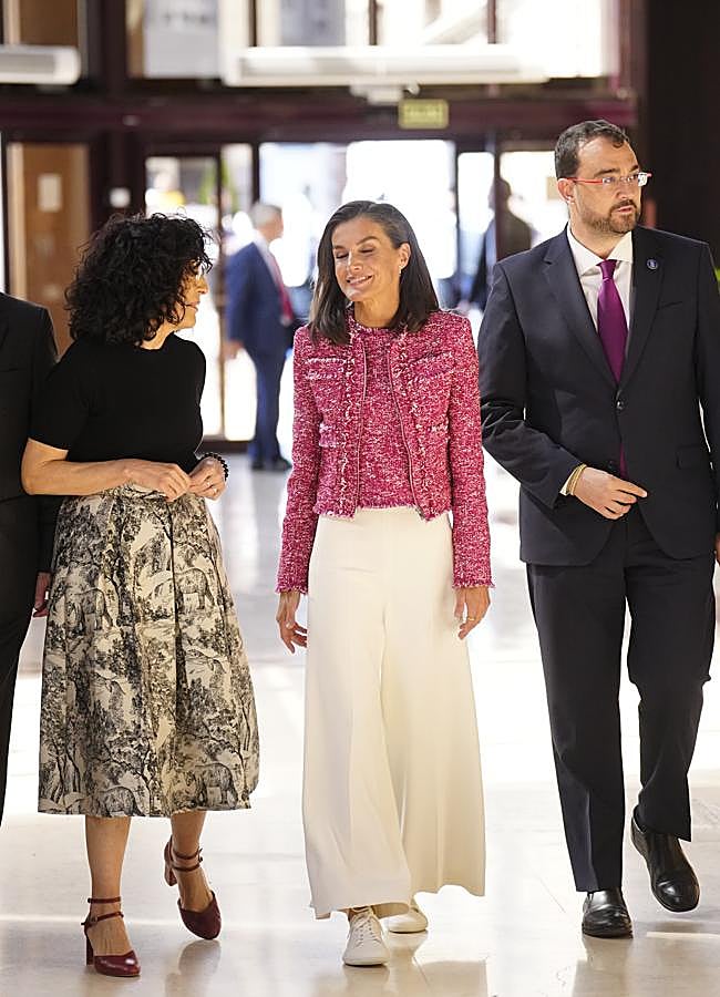 Imagen - La reina Letizia con pantalones blancos y zapatillas. / LIMITED PICTURES