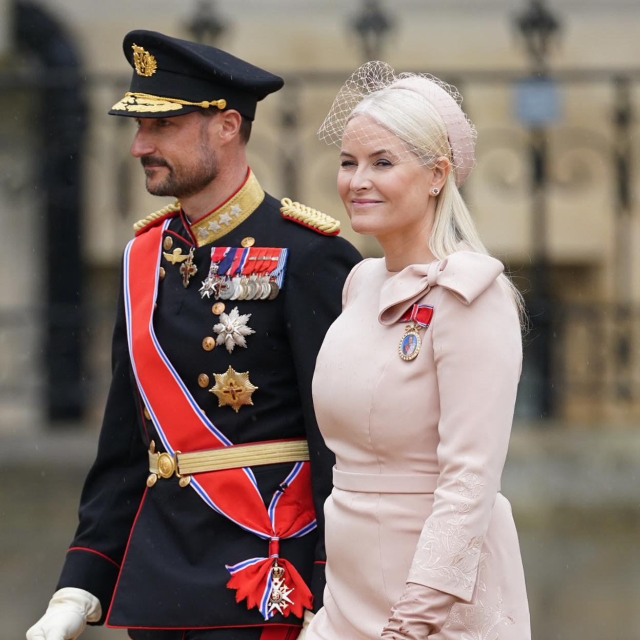 Mette-Marit de Noruega y el príncipe heredero Haakon, en la coronación de Carlos III de Inglaterra. 