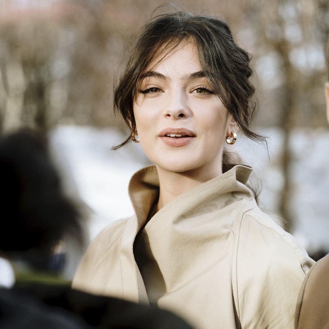 Modelo con mirada descansada y radiante