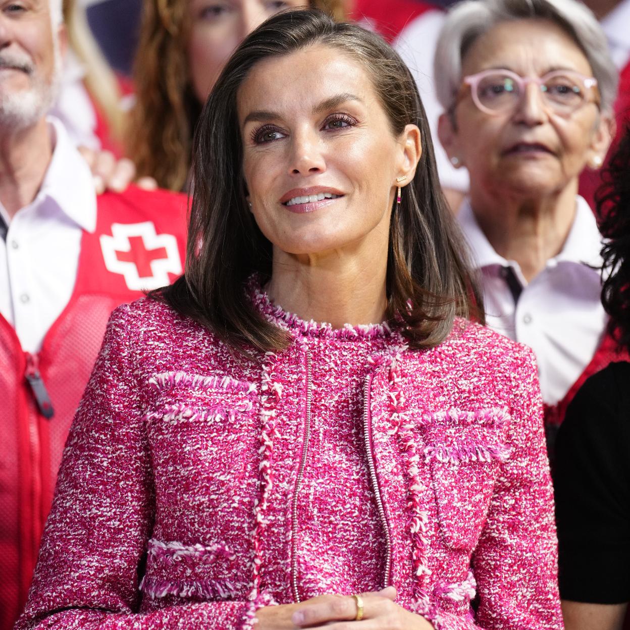 La reina Letizia con una chaqueta rosa de Mango.
