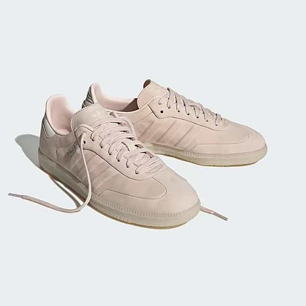 Imagen principal - Zapatillas Samba de Adidas (150€)/ Camiseta de algodón de cuello alto de Parfois (19,99€)/ Pantalón de algodón con cintura elástica de Parfois (23,99€)
