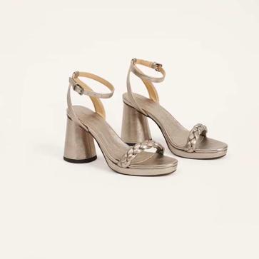 Imagen secundaria 1 - Pendientes de aro abierto bañados en oro de 18k de UNOde50 (105€)/ Sandalia de piel con trenza old champagne de Malababa (230€)/ Vestido de manga larga con estampado de rayas de Scalpers (79,90€)