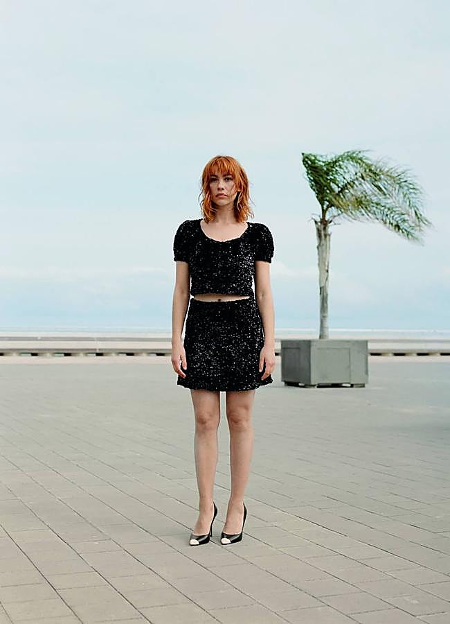 Imagen - Greta Fernández, con top y falda de Theavant y zapatos de Carolina Herrera. Fotografía: Nua Gali / Estilismo: Miriam Arruga / Maquillaje y peluquería: Raquel Costales