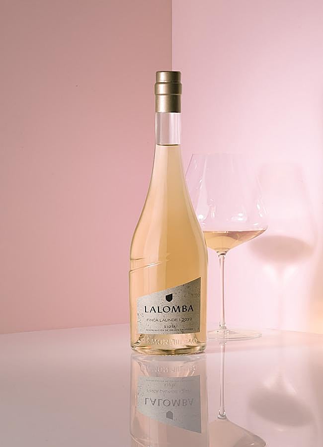 Imagen - Una botella de Lalomba, con su característico color de piel de cebolla, uno de los rosados más deseados esta primavera. / DR