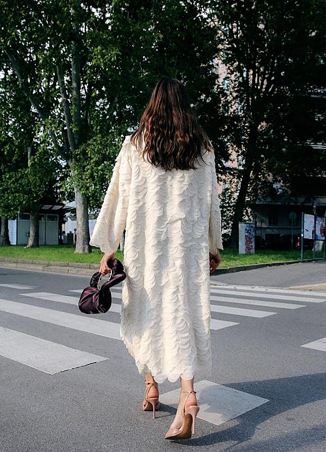 Imagen - Abrigo pétalos en color crudo de Zara. Foto: Zara.