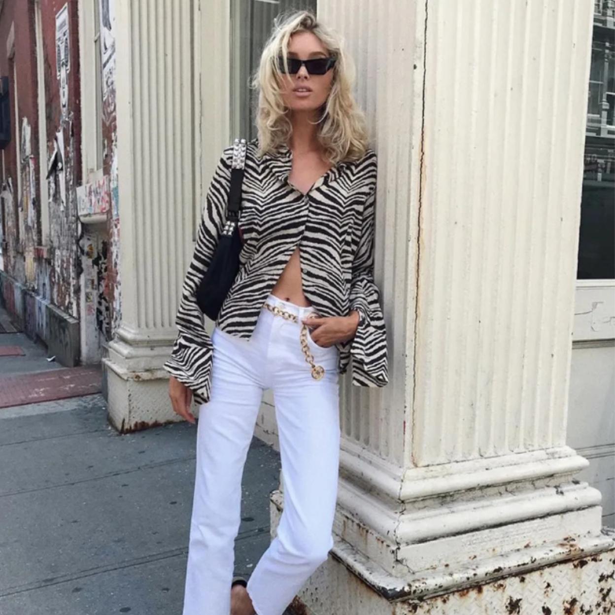 Elsa Hosk con pantalones blancos