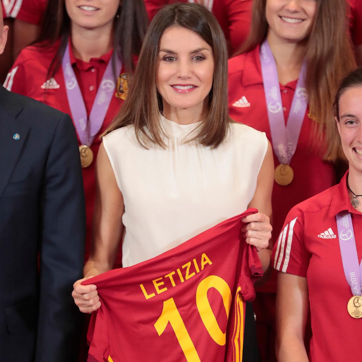La reina Letizia sujeta una camiseta de fútbol con su nombre