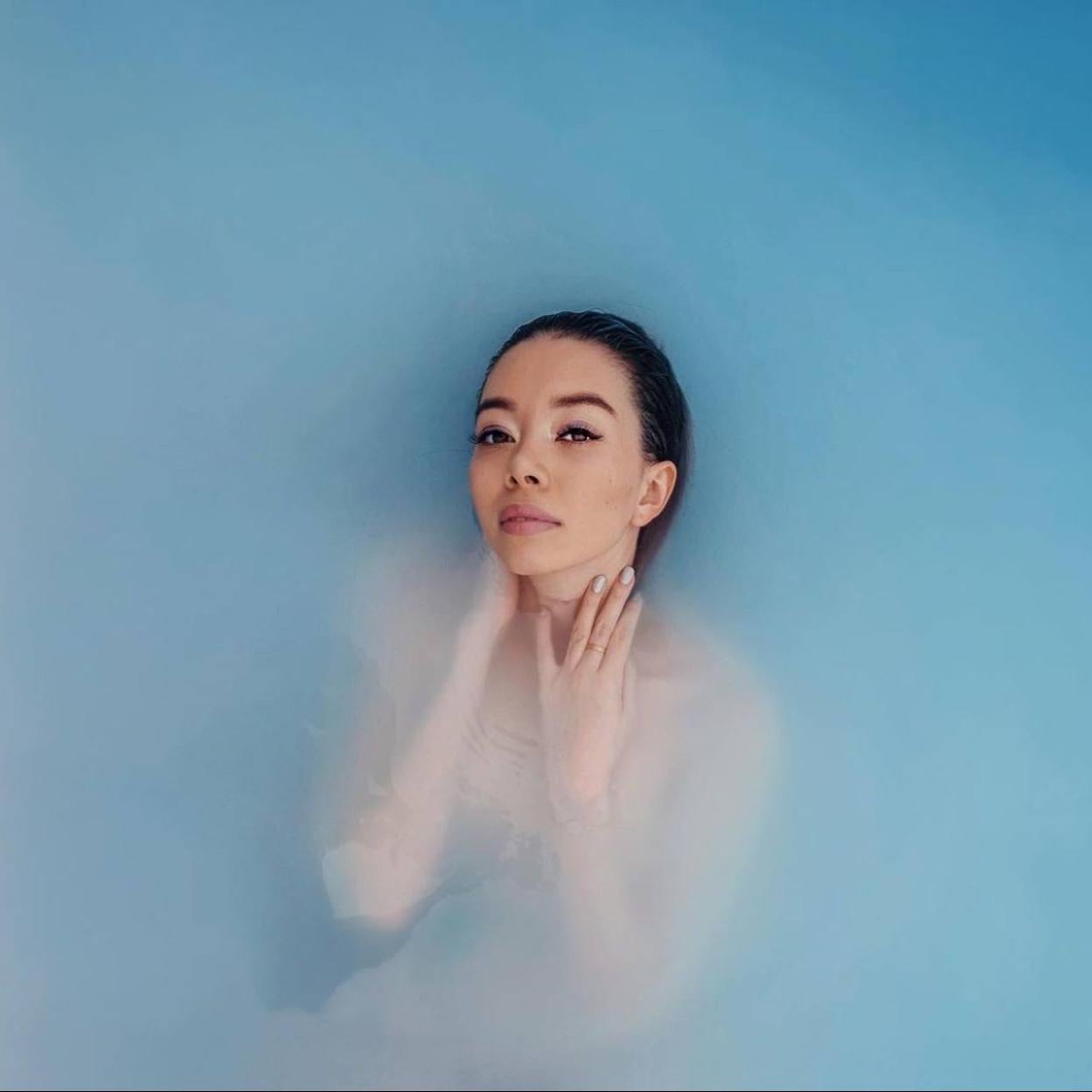 Influencer sumergida en el agua