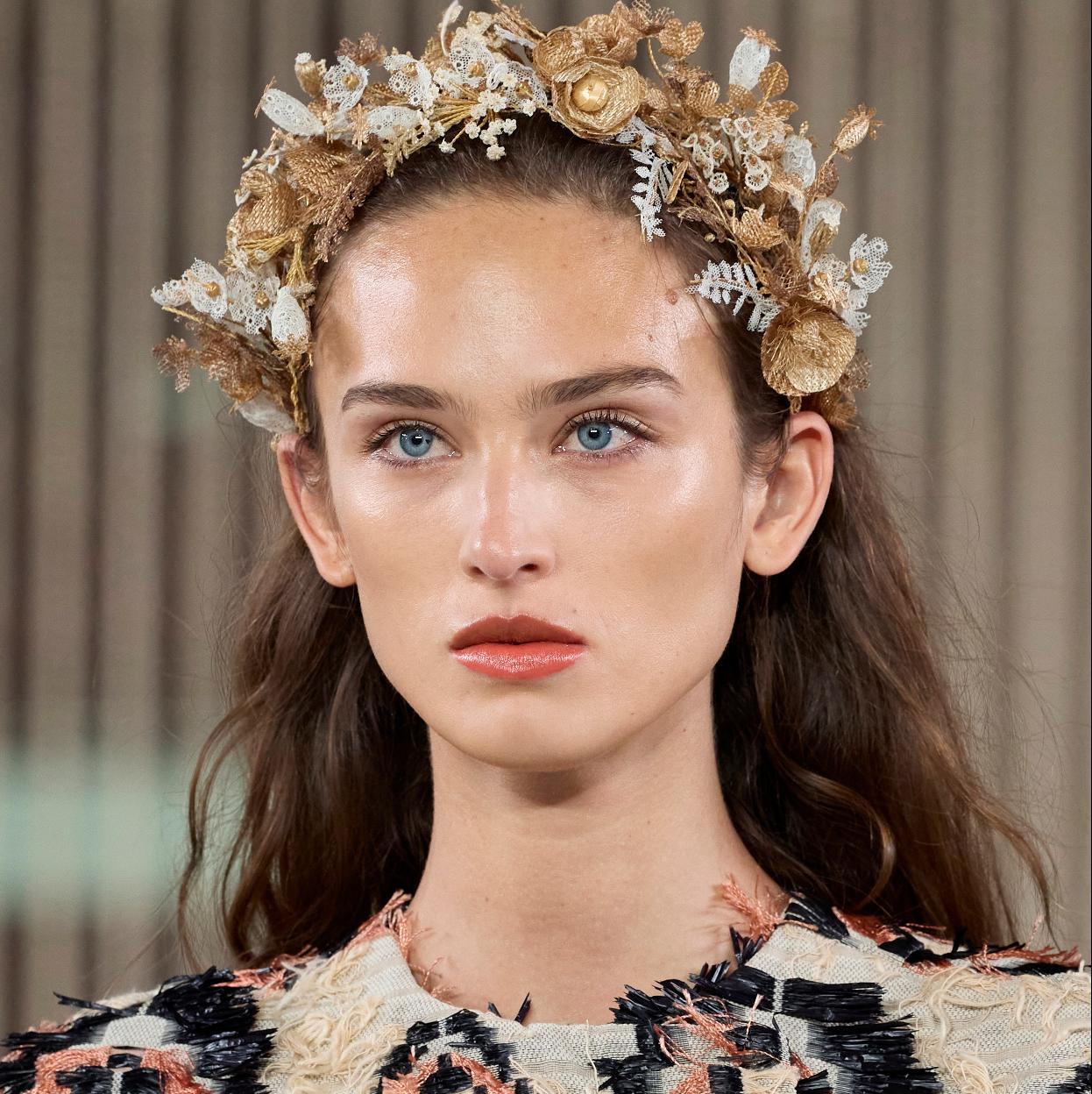 Una modelo con la piel luminosa.