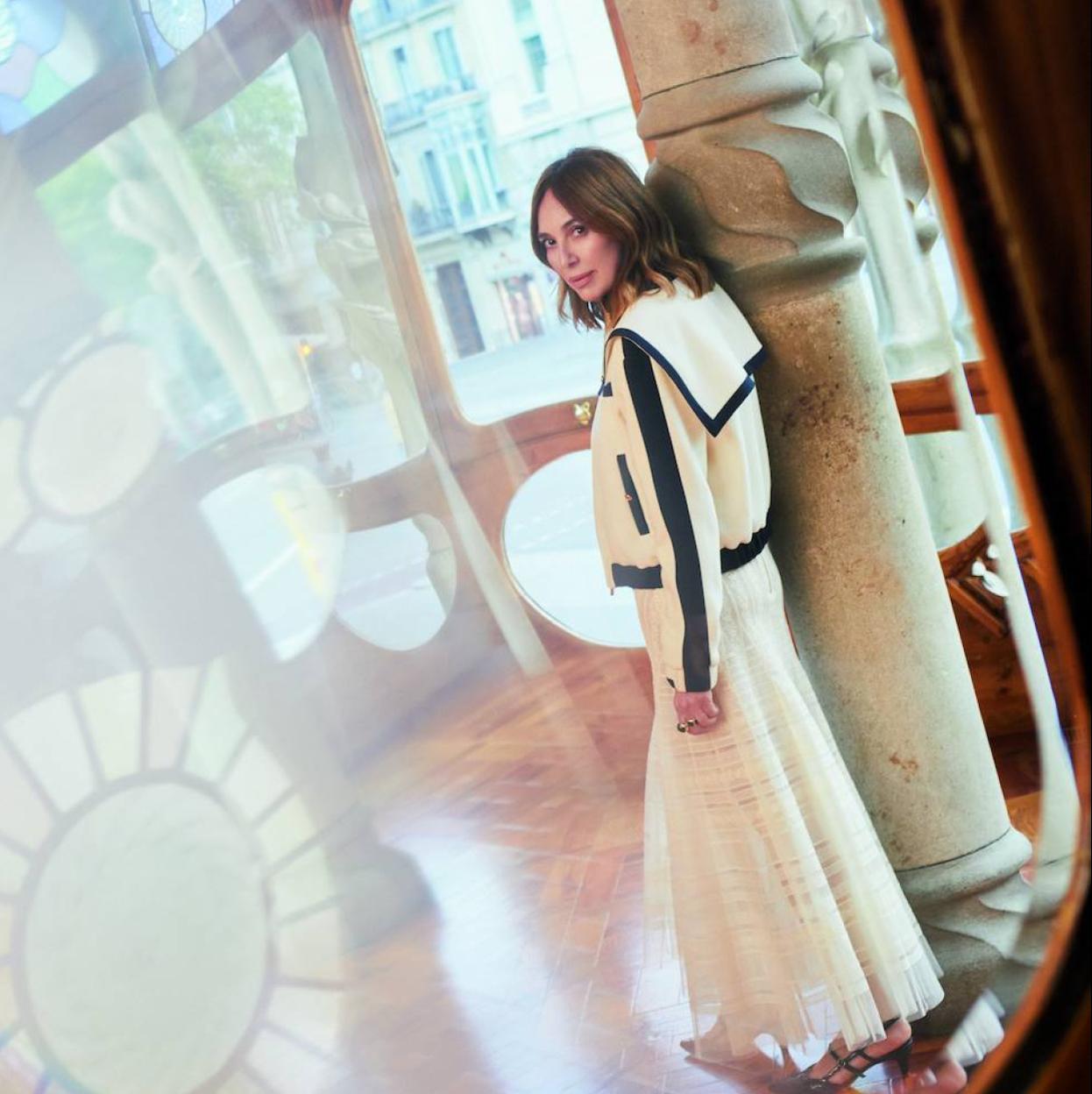 Chaqueta y falda de Teresa Helbig; zapatos de charol de la colección de Teresa Helbig con Flor de Asoka..