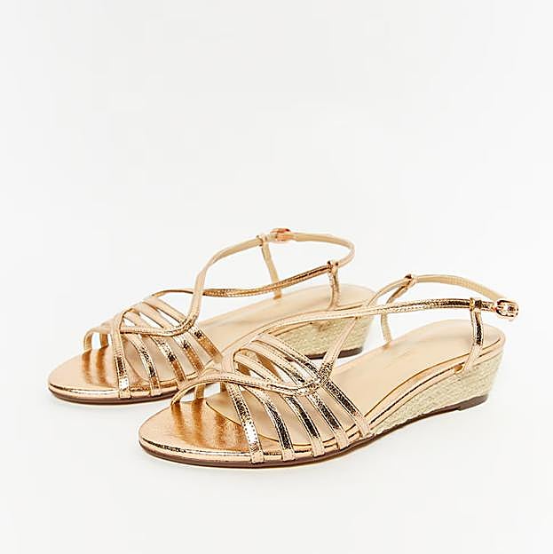 Sandalias tipo cangrejeras de Sfera. 