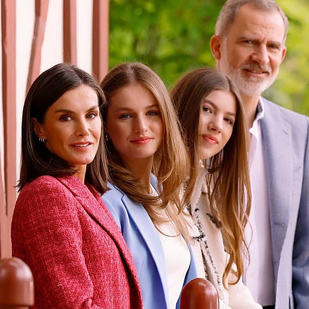 La familia real posa en los Jardines del Moro del Palacio Real.