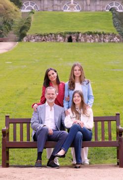 Imagen secundaria 2 - La familia real, turistas en su propio palacio.