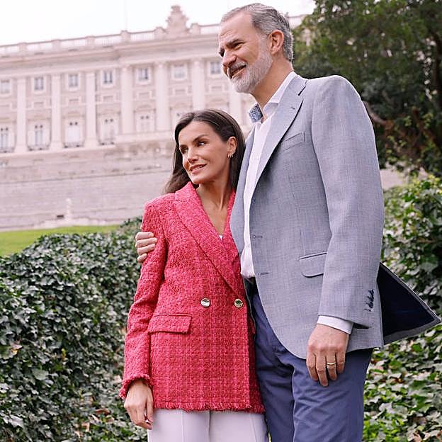 Felipe y Letizia posan con el Palacio Real al fondo.