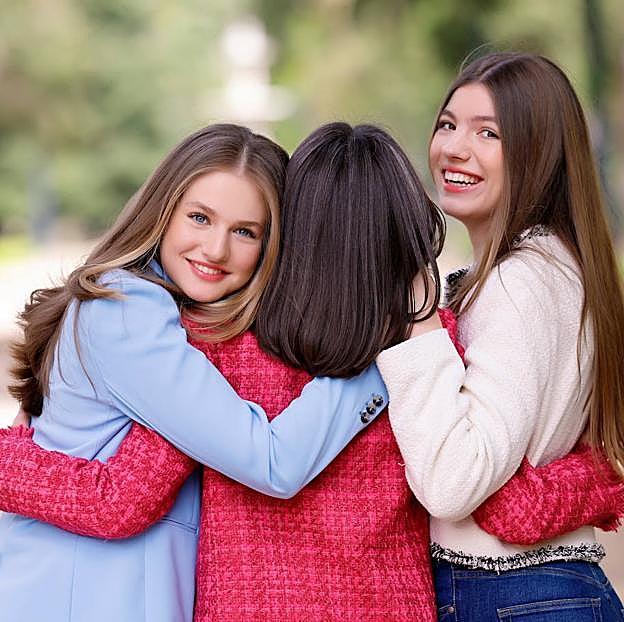 Imagen principal - La familia real, turistas en su propio palacio.