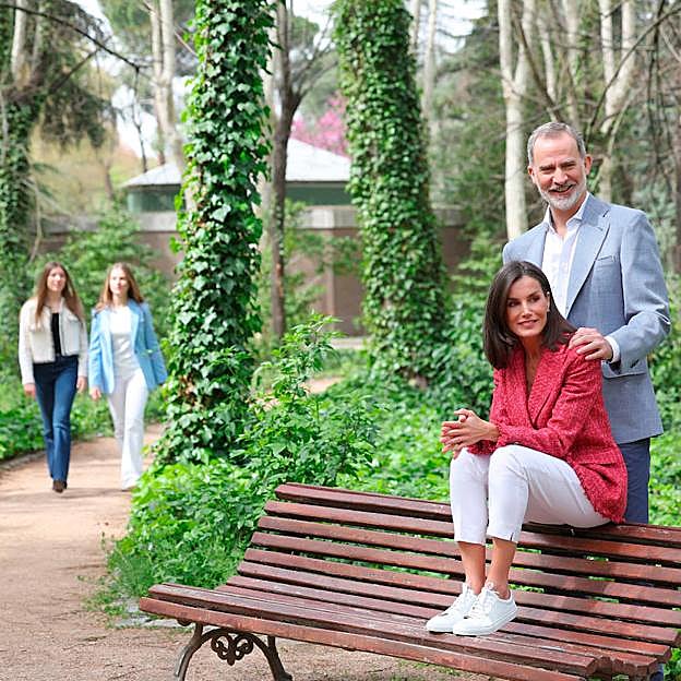Los reyes y sus hijas, jugando al despiste.