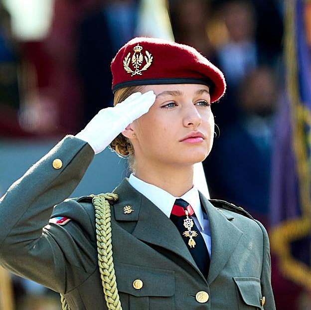 La princesa Leonor ha llevado a cabo el primer paso de su formación castrense en la capital aragonesa. 