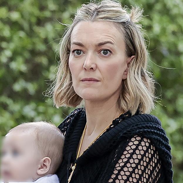 Marta Ortega arrasa con las sandalias planas negras favoritas del verano