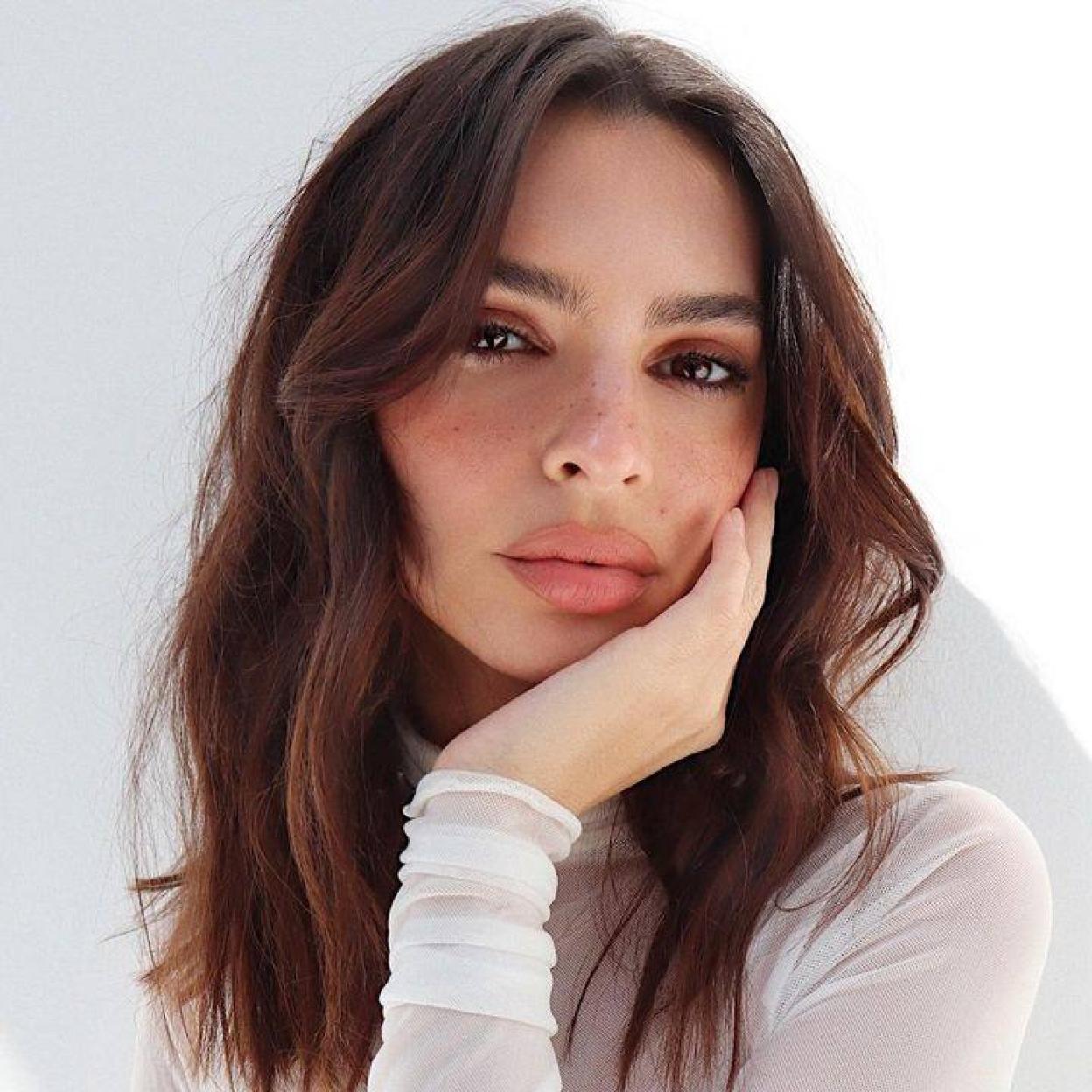 Emily Ratajkowski con labios rellenos