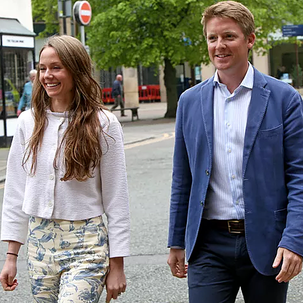 Hugh Grosvenor y Olivia Henson, visitando la iglesia donde se van a casar. 