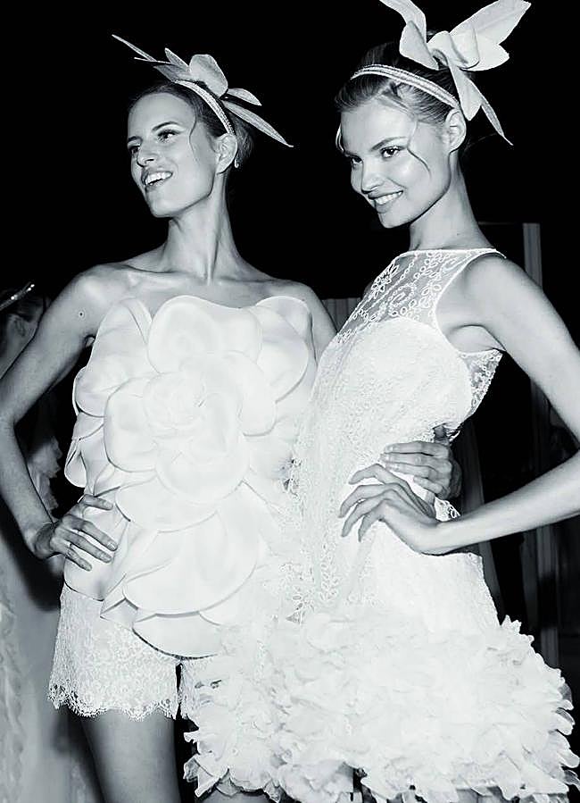 Imagen - las supermodelos Magdalena Frackowiak y Karolina Kurková, en el backstage del desfile de Pronovias Le Jardin des Rêves, en colaboración con Elie Saab (2013). 