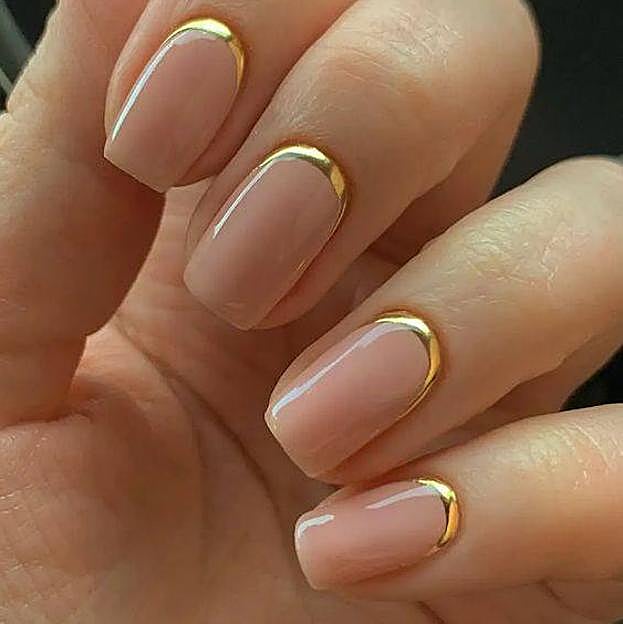 Manicura francesa invertida dorada con efecto metalizado