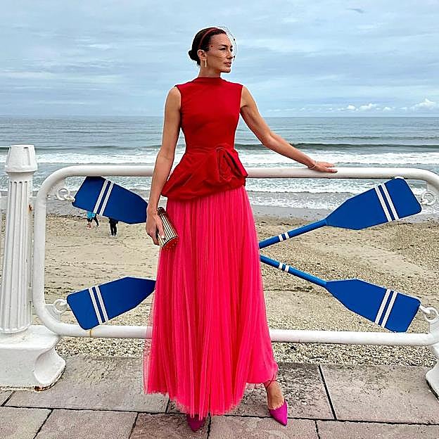 Por qué Nieves Álvarez fue la invitada mejor vestida en la boda de Melissa Villarreal: del rosa y rojo al tocado más elegante