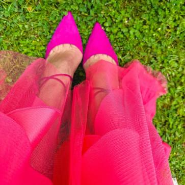 Imagen secundaria 1 - El look de invitada de Redondo Brand que llevó Nieves Álvarez en la boda de Melissa Villarreal. 