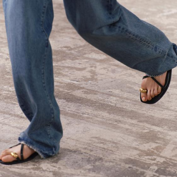 Imagen secundaria 1 - Sandalias con adornos joya en Zara.