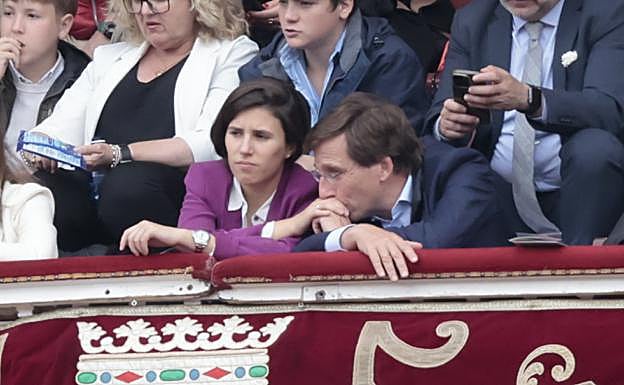 Almeida y Teresa Urquijo en la Plaza de Toros durante San Isidro. 