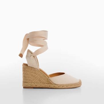 Imagen secundaria 1 - Vestido crochet manga acampanada (39,99€)/ Alpargata tiras (39,99€)/ Capazo detalle tachuelas (39,99€)