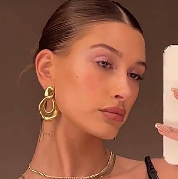 Hailey Bieber con clean look clásico