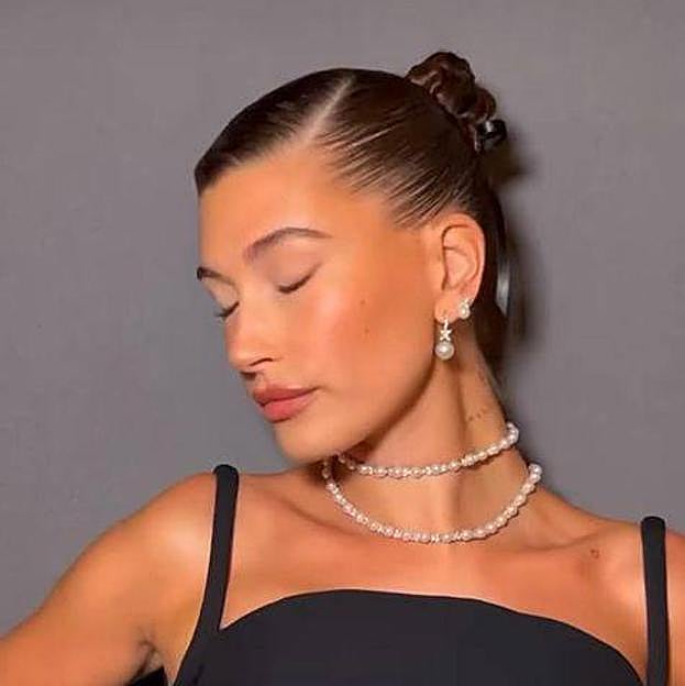 Hailey Bieber con clean look adornado con lazo en el pelo