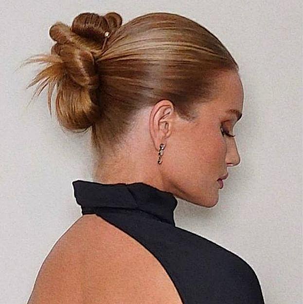 Rosie Huntington-Whiteley con versión spiky bun del clan look