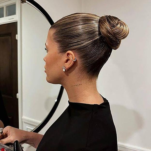 Sofia Richie Grainge con moño alto clean look
